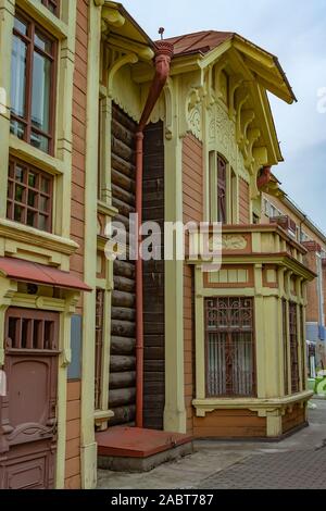 Krasnoyarsk, un fragment de la façade d'un vieux bâtiment en bois, l'ancien hôtel particulier Dmitriev Banque D'Images