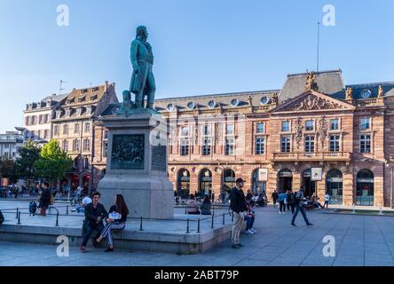 Statue en bronze de Jean-Baptiste Kléber, 1753-1800, sur sa tombe, Place Kléber, Strasbourg, Alsace, Grand Est, France Banque D'Images