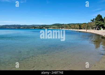 Partie d'une belle plage Paradisos appelé et situé dans une belle crique près du centre de Neos Marmaras Banque D'Images