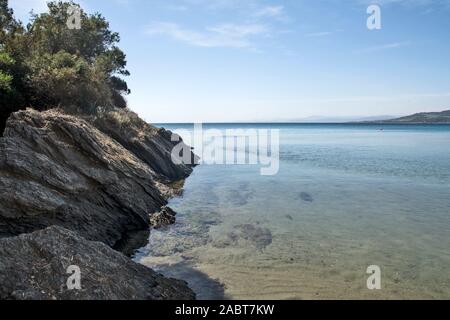 Partie d'une belle plage Paradisos appelé et situé dans une belle crique près du centre de Neos Marmaras Banque D'Images