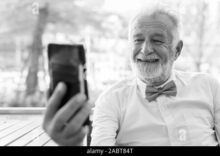 Beau senior homme barbu touristiques à la découverte de la ville en noir et blanc Banque D'Images