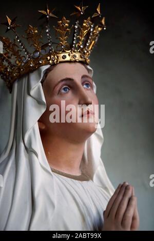 La cathédrale Saint-Pierre. Statue Vierge couronnée. D'Annecy. La France. Banque D'Images