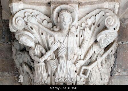 Abbaye de Fleury est l'un des plus célèbres monastères bénédictins. Colonne. La sculpture. Saint Benoit sur Loire. La France. Banque D'Images