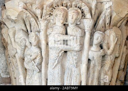 Abbaye de Fleury est l'un des plus célèbres monastères bénédictins. La Visitation, St Mary et St Elisabeth. Colonne. La sculpture. Saint Benoit sur Lo Banque D'Images