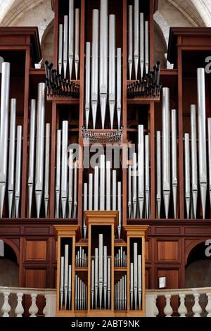 Abbaye de Fleury est l'un des plus célèbres monastères bénédictins. Orgue à tuyaux. Saint Benoit sur Loire. La France. Banque D'Images