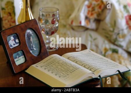 Alléluia, un protestant Louange et adoration Songbook, sur la table de chevet dans l'intérieur de chambre à coucher. La France. Banque D'Images