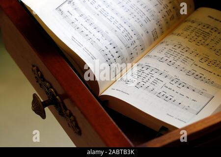 Alléluia, un protestant Louange et adoration Songbook, sur la table de chevet dans l'intérieur de chambre à coucher. La France. Banque D'Images