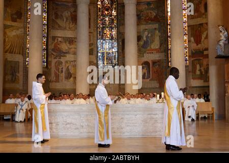 Deacon ordination en la cathédrale catholique Sainte Genevieve, Nanterre, France. Banque D'Images