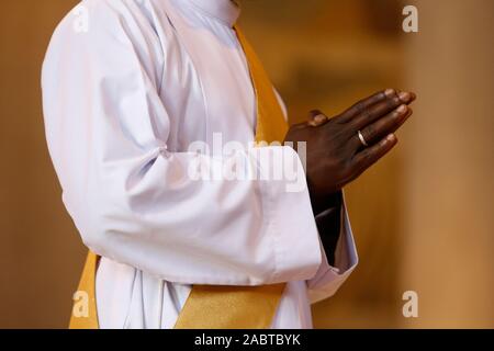 Deacon ordination en la cathédrale catholique Sainte Genevieve, Nanterre, France. Banque D'Images