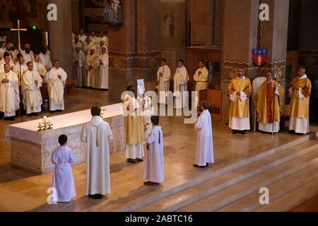 Deacon ordination en la cathédrale catholique Sainte Genevieve, Nanterre, France. Banque D'Images