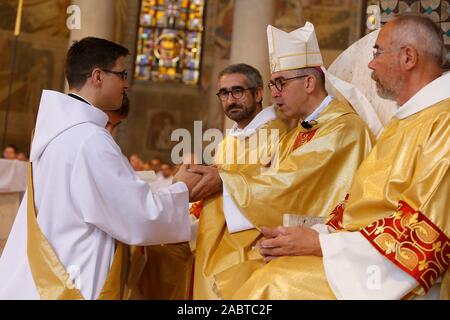 Deacon ordination en la cathédrale catholique Sainte Genevieve, Nanterre, France. Banque D'Images