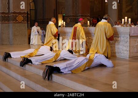 Deacon ordination en la cathédrale catholique Sainte Genevieve, Nanterre, France. Banque D'Images