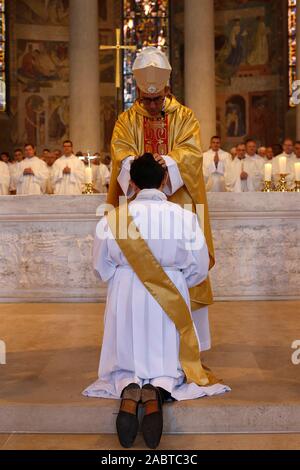 Deacon ordination en la cathédrale catholique Sainte Genevieve, Nanterre, France. Banque D'Images