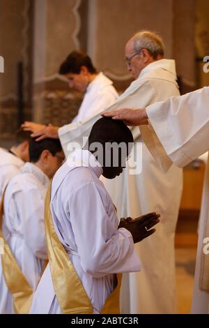 Deacon ordination en la cathédrale catholique Sainte Genevieve, Nanterre, France. Banque D'Images