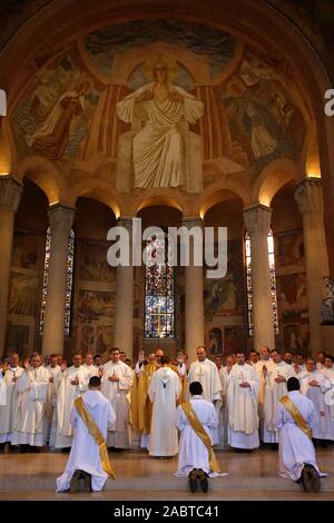 Deacon ordination en la cathédrale catholique Sainte Genevieve, Nanterre, France. Banque D'Images