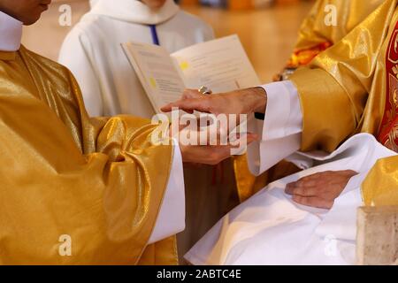 Deacon ordination en la cathédrale catholique Sainte Genevieve, Nanterre, France. Banque D'Images