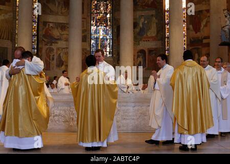 Deacon ordination en la cathédrale catholique Sainte Genevieve, Nanterre, France. Banque D'Images