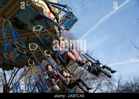 Garçon de 11 ans ion a merry-go-round à Paris, France. Banque D'Images