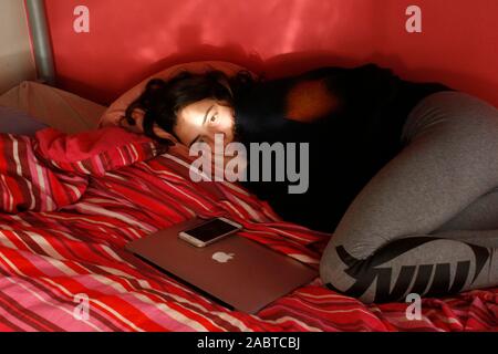 Jeune femme sur son lit de repos à Montrouge, France. Banque D'Images
