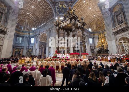 Le pape François célèbre la Messe de l'Épiphanie dans la Basilique Saint-Pierre, Vatican. Banque D'Images