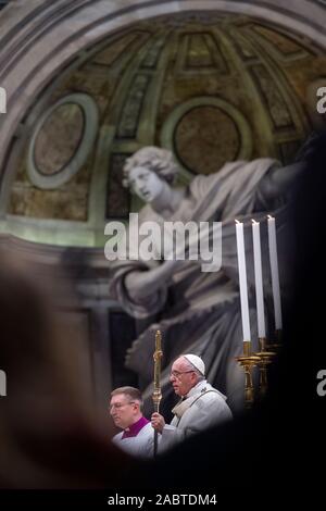 Le pape François célèbre la Messe de l'Épiphanie dans la Basilique Saint-Pierre, Vatican. Banque D'Images