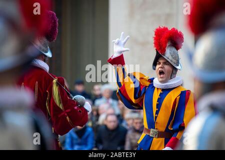 Gardes suisses, assister à une cérémonie pour les nouveaux Gardes Suisses recrute à San Damaso Cour intérieure dans la Cité du Vatican, Vatican. Banque D'Images