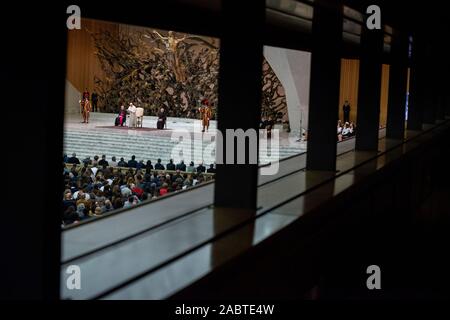 Le pape François lors d'une audience avec les élèves de l'école secondaire de Rome Visconti dans Paul-VI au Vatican. Banque D'Images