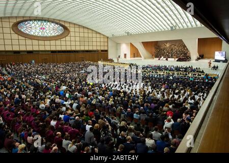 Une vue générale, Salle Paul VI, le Pape François au cours de l'audience générale hebdomadaire dans la salle Paul VI au Vatican. Banque D'Images