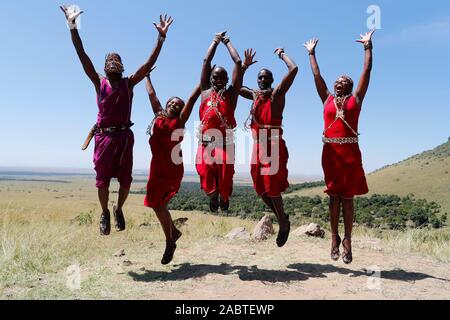 Guerriers Masai faisant le saut traditionnel de la danse. Le Masai Mara National Park. Au Kenya. Banque D'Images