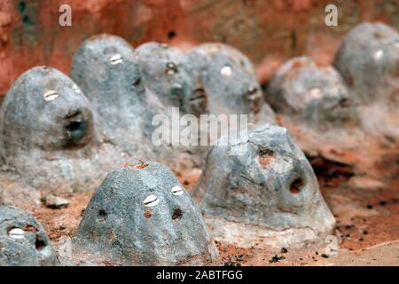 L'extérieur de protection de voodoo Legba une maison. Togoville. Le Togo. Banque D'Images