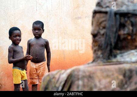 L'extérieur de protection de voodoo Legba une maison. Togoville. Le Togo. Banque D'Images