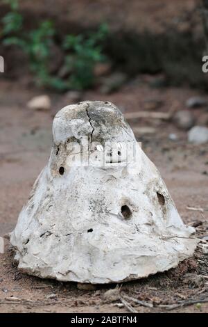 L'extérieur de protection de voodoo Legba une maison. Datcha-Attikpaye. Le Togo. Banque D'Images