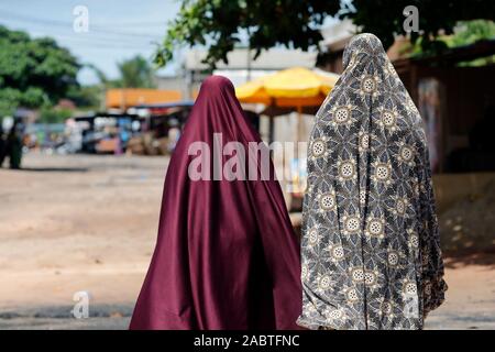 Les femmes musulmanes portant le hijab vêtements traditionnel arabe. Lome. Le Togo. Banque D'Images