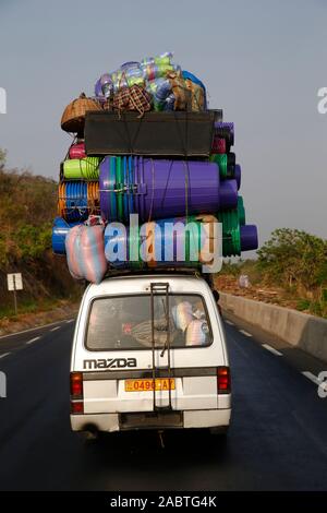 Minibus surchargé sur une route au Togo. Banque D'Images