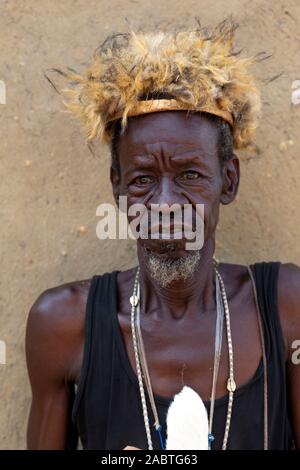 Homme avec une coiffure Batammariba Koutammakou dans un village du nord du Togo. Banque D'Images