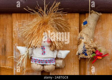 Trois poupées textiles en rouge et blanc T-shirts avec de petites boîtes en bois. Banque D'Images