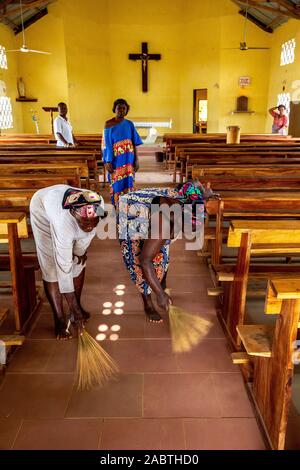 Oasis de l'amour, un centre catholique pour handicapés mentaux dans la région de Kpalimé, au Togo. Nettoyage de l'église. Banque D'Images