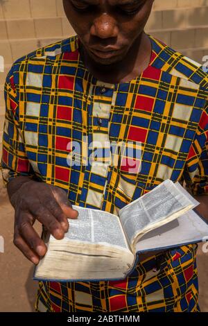 Oasis de l'amour, un centre catholique pour handicapés mentaux dans la région de Kpalimé, au Togo. Directeur de la lecture de la Bible. Banque D'Images