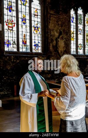 Prêtresse anglicane accueil Hudson-Wilkin ont augmenté dans tous les paroissiens sanctifie par la tour, la plus ancienne église de la ville de Londres. R.-U. Banque D'Images