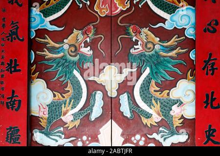 Dessins de dragons à l'entrée de la 17e siècle Chinese Temple de Quan Cong. Hoi An. Le Vietnam. Banque D'Images
