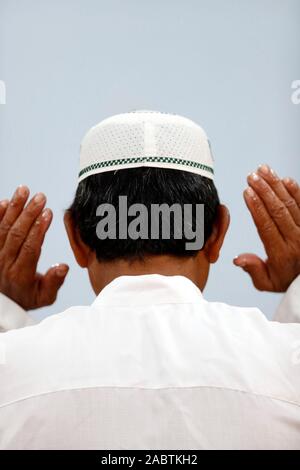 Cholon Jamail mosquée. La prière du vendredi (jummah). L'homme musulman de prier. Ho Chi Minh Ville. Le Vietnam. Banque D'Images
