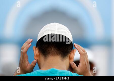 Cholon Jamail mosquée. La prière du vendredi (jummah). L'homme musulman de prier. Ho Chi Minh Ville. Le Vietnam. Banque D'Images