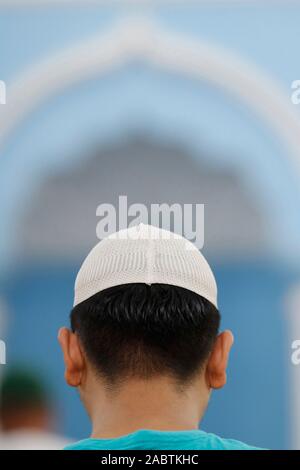 Cholon Jamail mosquée. La prière du vendredi (jummah). L'homme musulman de prier. Ho Chi Minh Ville. Le Vietnam. Banque D'Images