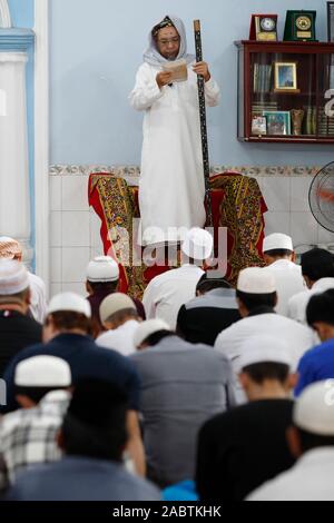 Cholon Jamail mosquée. La prière du vendredi (jummah). Donner le sermon de l'Imam ( Khoutbah). Ho Chi Minh Ville. Le Vietnam. Banque D'Images