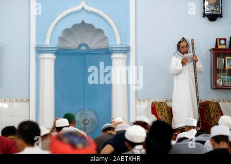 Cholon Jamail mosquée. La prière du vendredi (jummah). Donner le sermon de l'Imam ( Khoutbah). Ho Chi Minh Ville. Le Vietnam. Banque D'Images