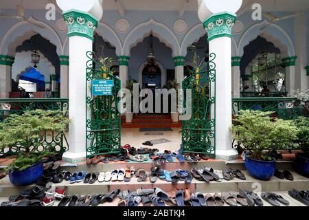 Cholon Jamail mosquée. La prière du vendredi (jummah). Chaussures à la mosquée. Ho Chi Minh Ville. Le Vietnam. Banque D'Images