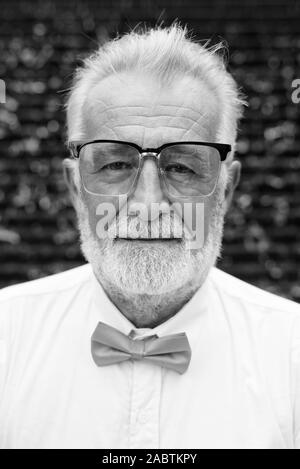Beau senior homme barbu touristiques à la découverte de la ville en noir et blanc Banque D'Images