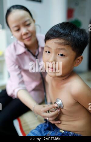 Ong française Chaîne de l'Espoir. Pavillon des enfants. Enfant souffrant de maladie cardiaque. Consultation médicale. Ho Chi Minh Ville. Le Vietnam. Banque D'Images