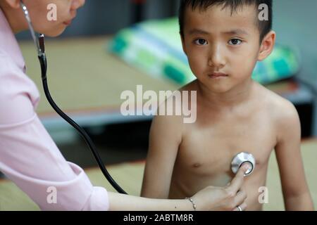 Ong française Chaîne de l'Espoir. Pavillon des enfants. Enfant souffrant de maladie cardiaque. Consultation médicale. Ho Chi Minh Ville. Le Vietnam. Banque D'Images