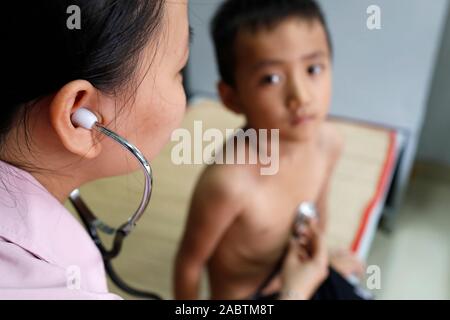 Ong française Chaîne de l'Espoir. Pavillon des enfants. Enfant souffrant de maladie cardiaque. Consultation médicale. Ho Chi Minh Ville. Le Vietnam. Banque D'Images